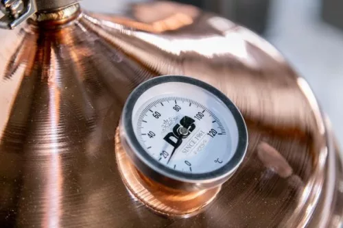 DES pálinkafőző 60L, keverővel, bilincses zárással, horg. spirálcsöves 200L-es hűtővel + 120.000 Ft-os wellness utalvány